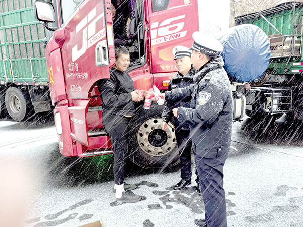 聚焦主责主业提升服务质效盂县公安局交警大队2023年交通管理工作纪实